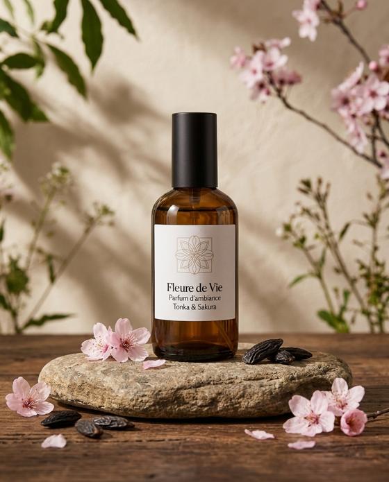 Parfum d'ambiance Tonka et Sakura Fleur de vie, flacon ambré